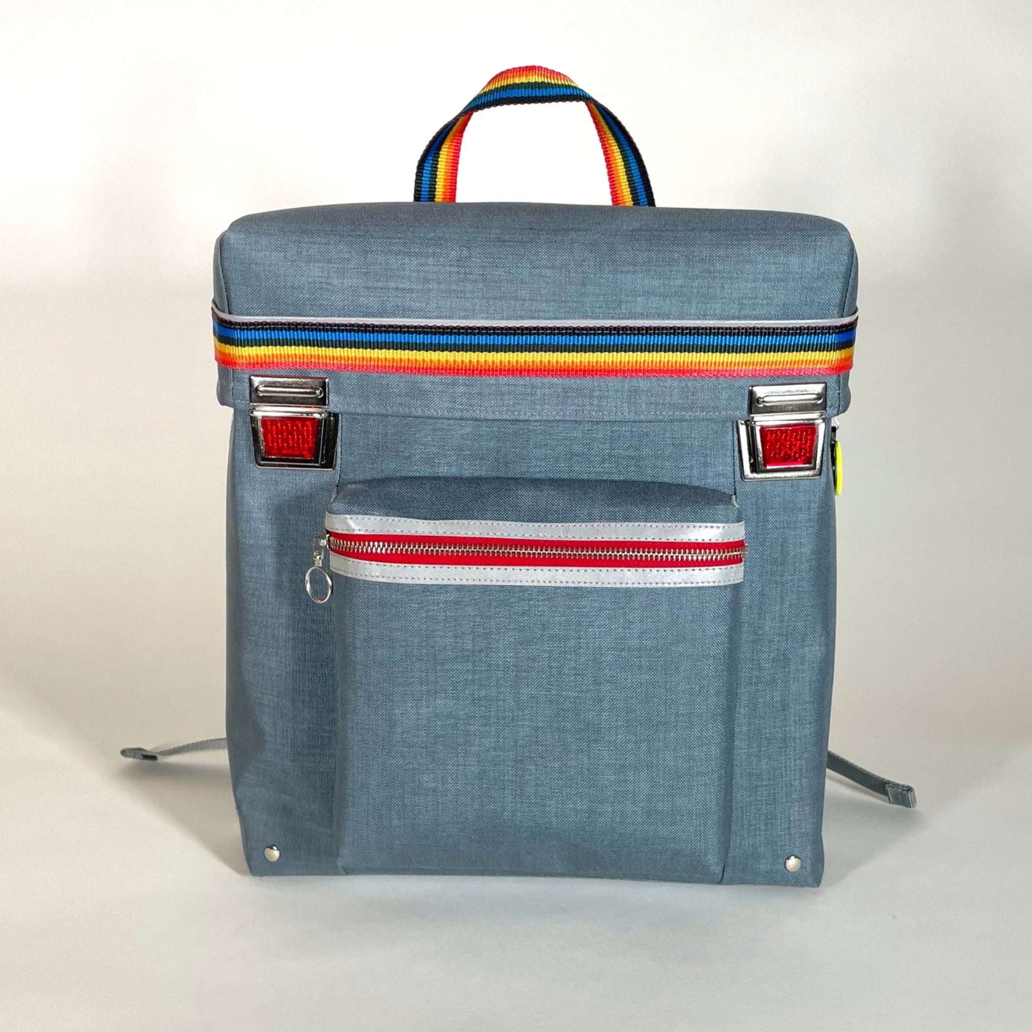 blaugrauer, leichter, schlichter Schulranzen mit Regenbogenband und Reflektoren Design Manufaktur Nachhaltig Langlebig Cordura