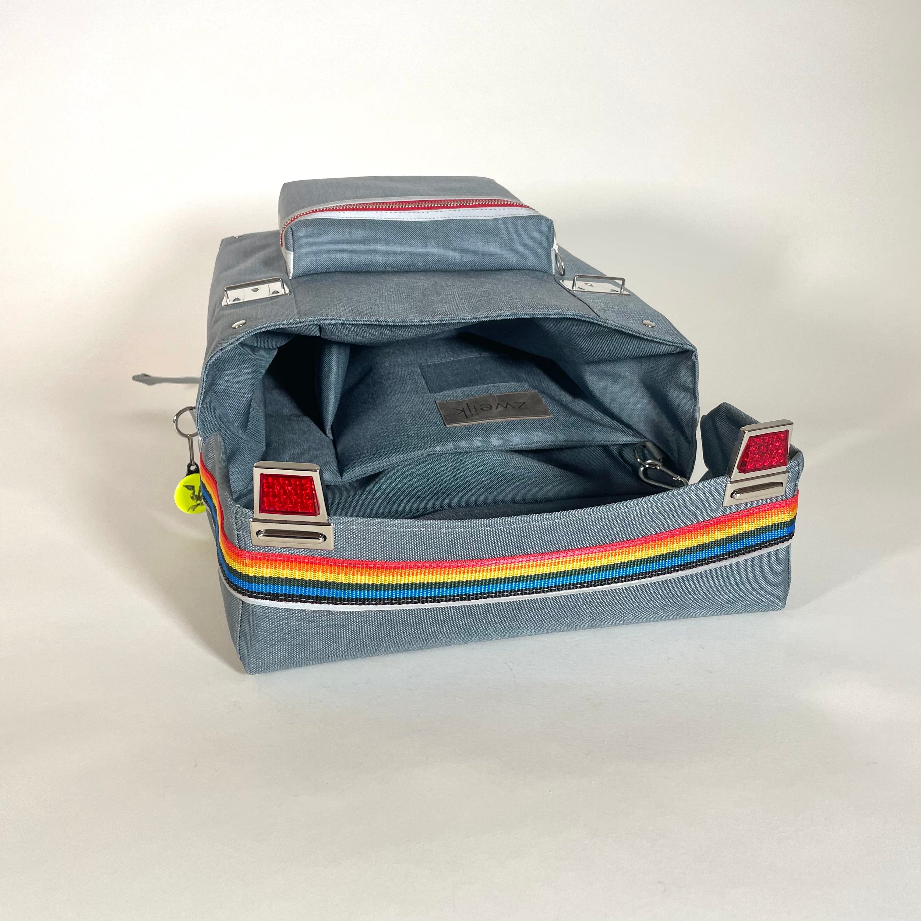 blaugrauer, leichter, schlichter Schulranzen mit Regenbogenband und Reflektoren Design Manufaktur Nachhaltig Langlebig Cordura