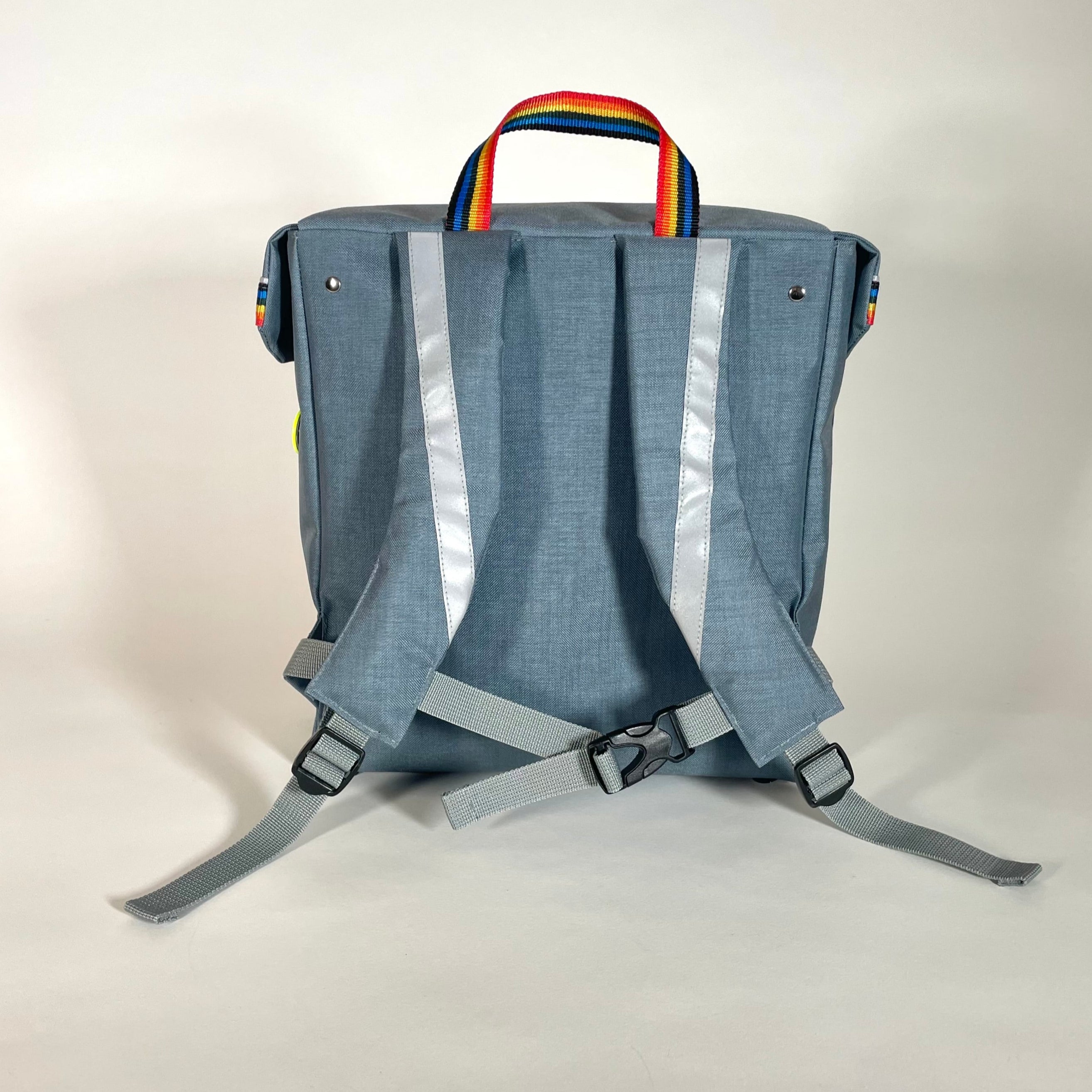 blaugrauer, leichter, schlichter Schulranzen mit Regenbogenband und Reflektoren Design Manufaktur Nachhaltig Langlebig Cordura