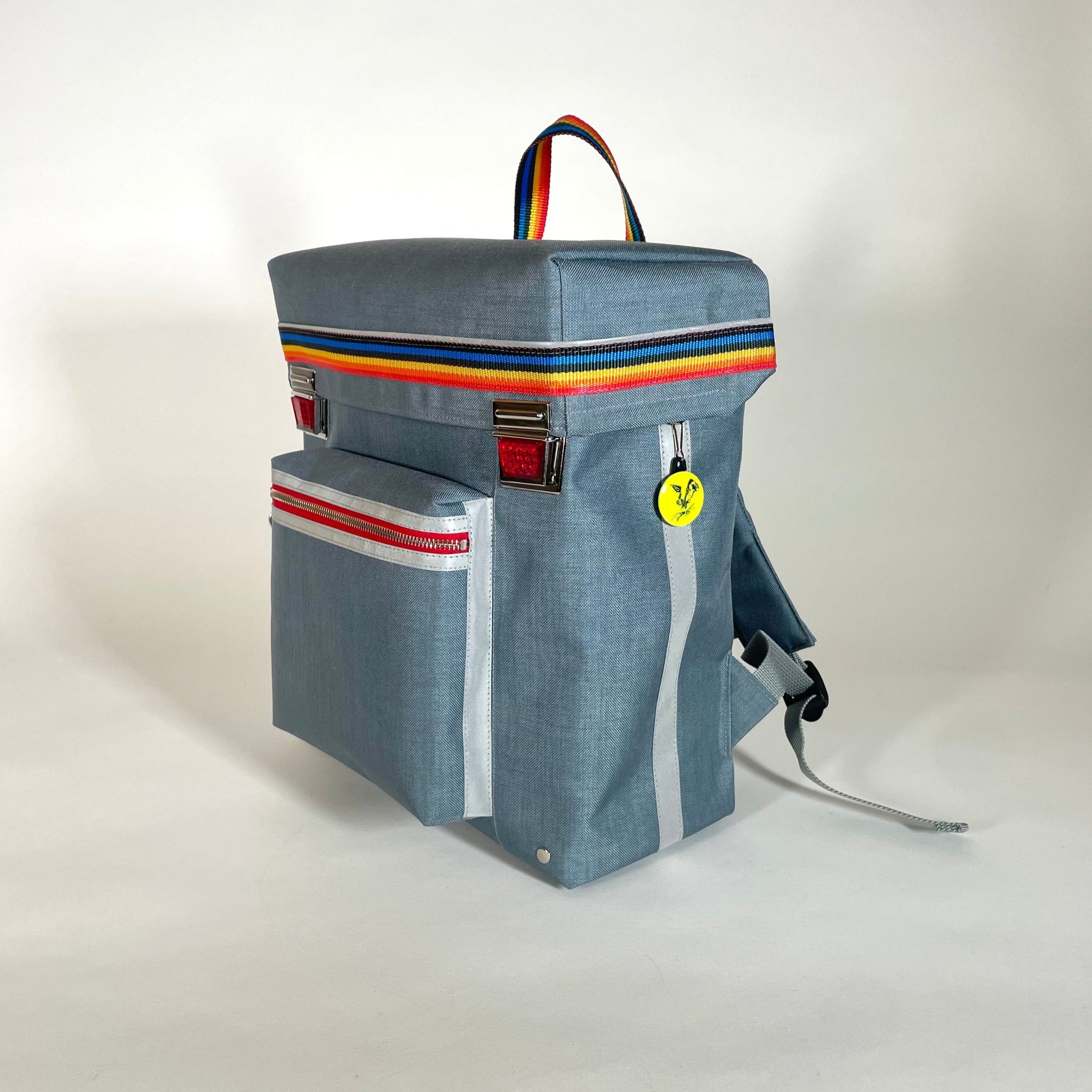 blaugrauer, leichter, schlichter Schulranzen mit Regenbogenband und Reflektoren Design Manufaktur Nachhaltig Langlebig Cordura