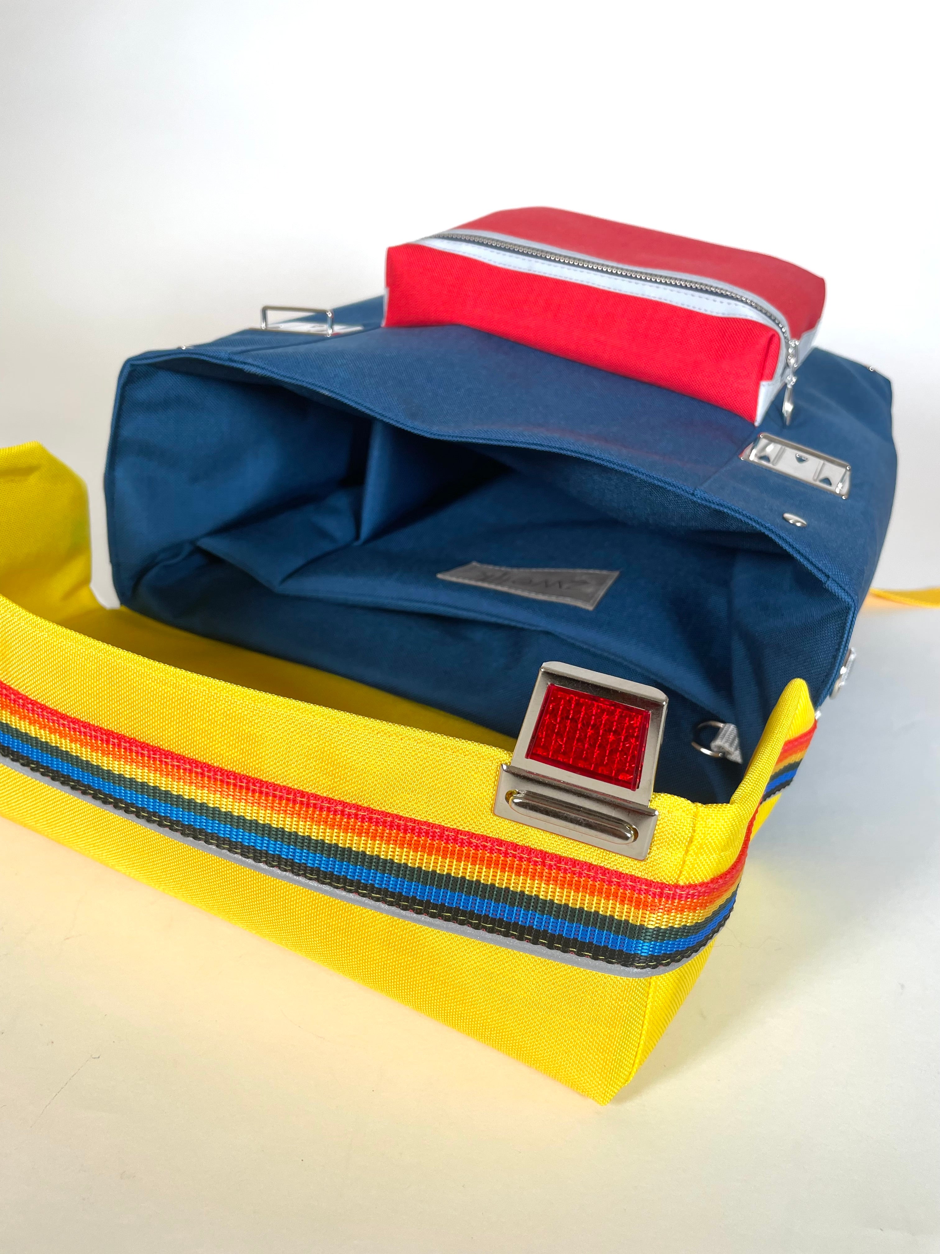 Bunter Schulranzen in den drei Grundfarben. Schlichtes Design, geringes Gewicht, in Deutschland produziert.
Berlin Manufaktur Grundschule 