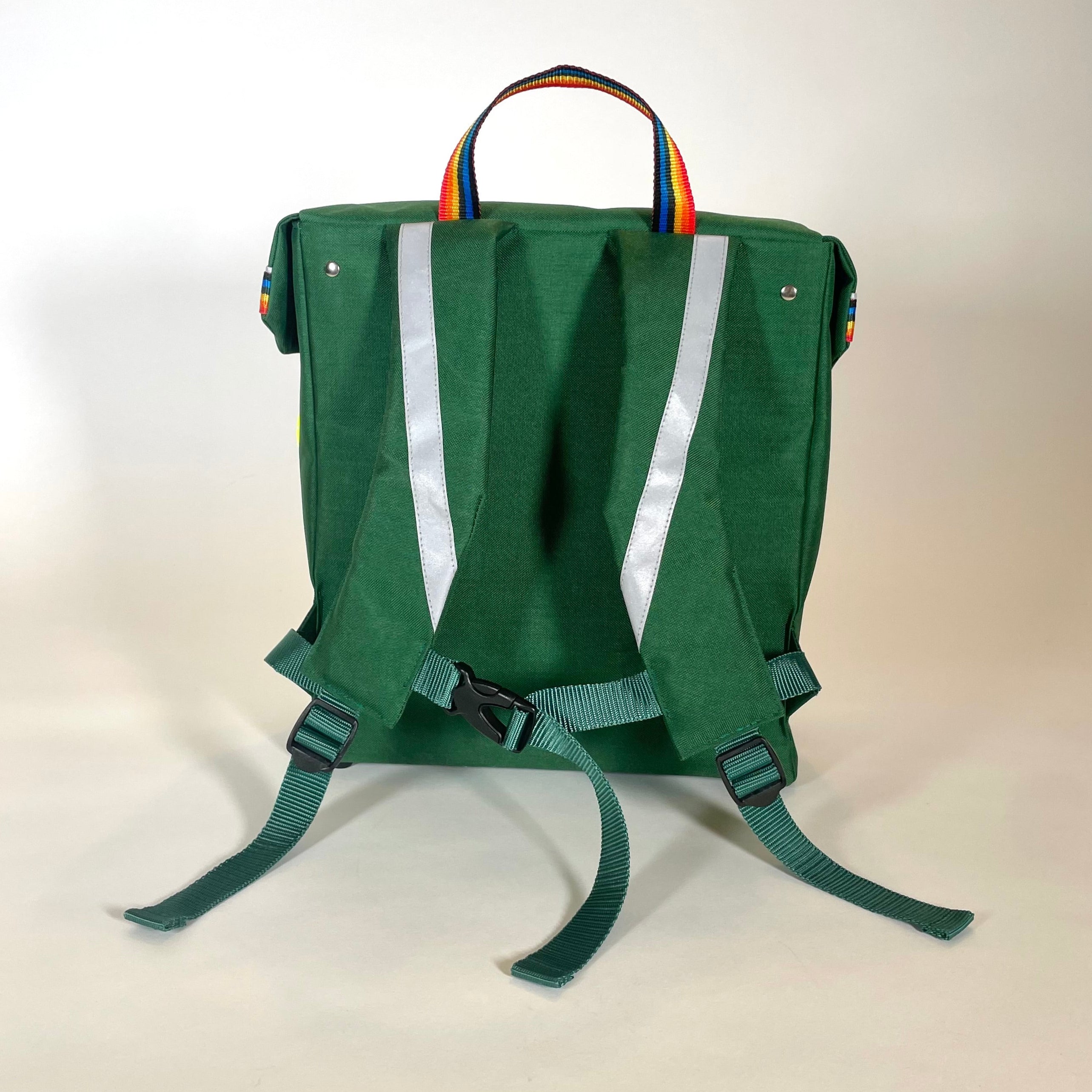 grüner, leichter, schlichter Schulranzen mit Regenbogenband und Reflektoren Design Schlicht Manufaktur 