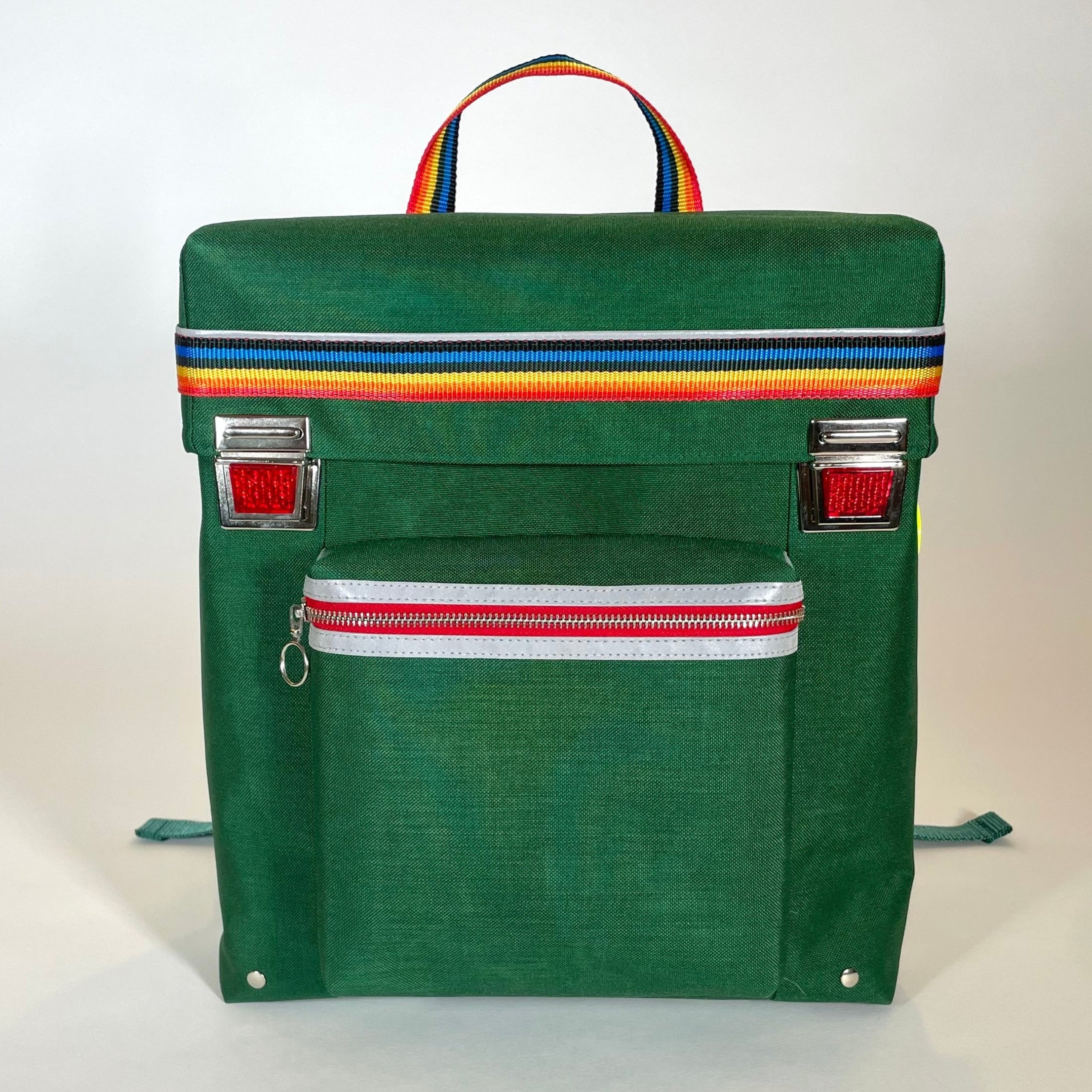 grüner, leichter, schlichter Schulranzen mit Regenbogenband und Reflektoren Design Schlicht Manufaktur 