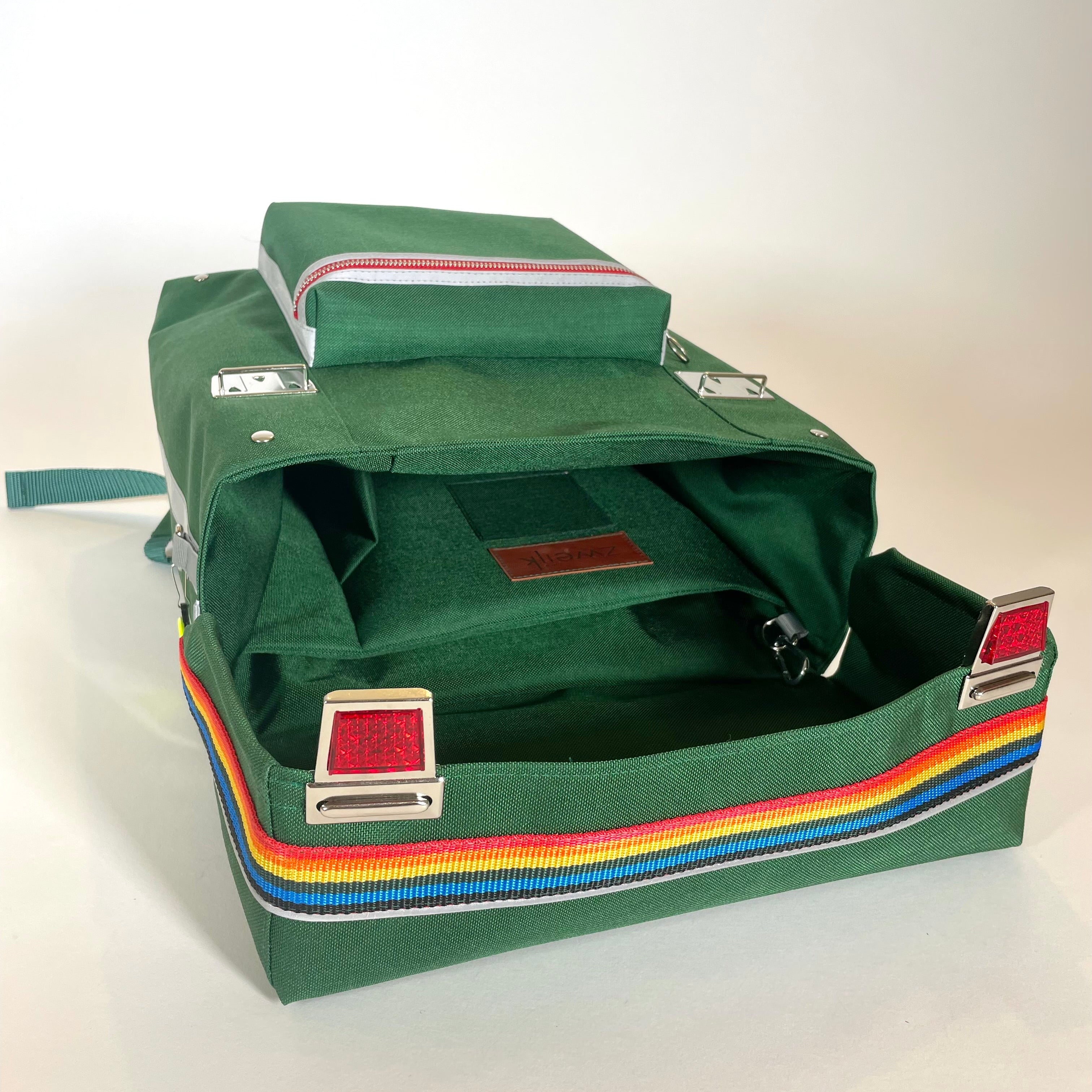 grüner, leichter, schlichter Schulranzen mit Regenbogenband und Reflektoren Design Schlicht Manufaktur 