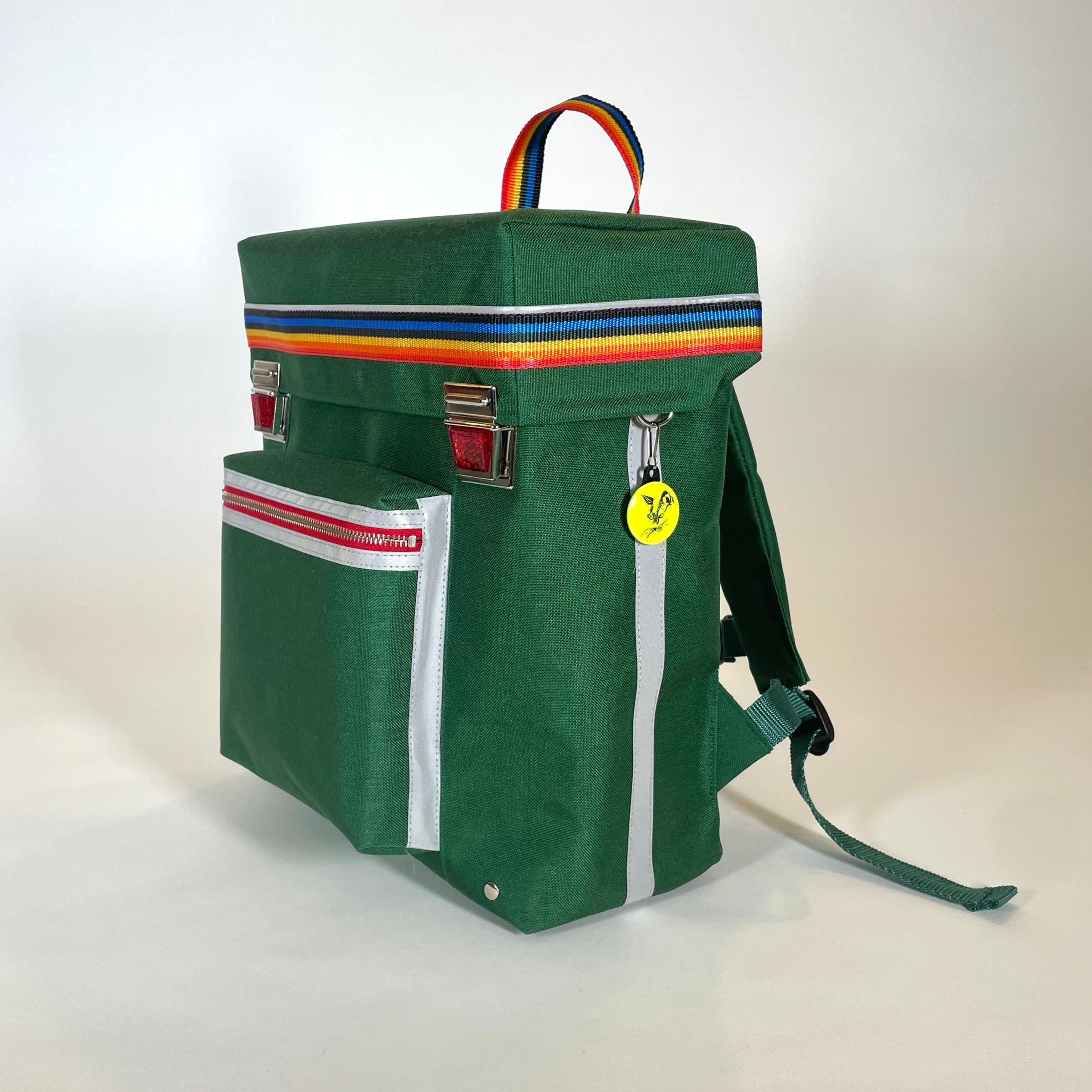 grüner, leichter, schlichter Schulranzen mit Regenbogenband und Reflektoren Design Schlicht Manufaktur 