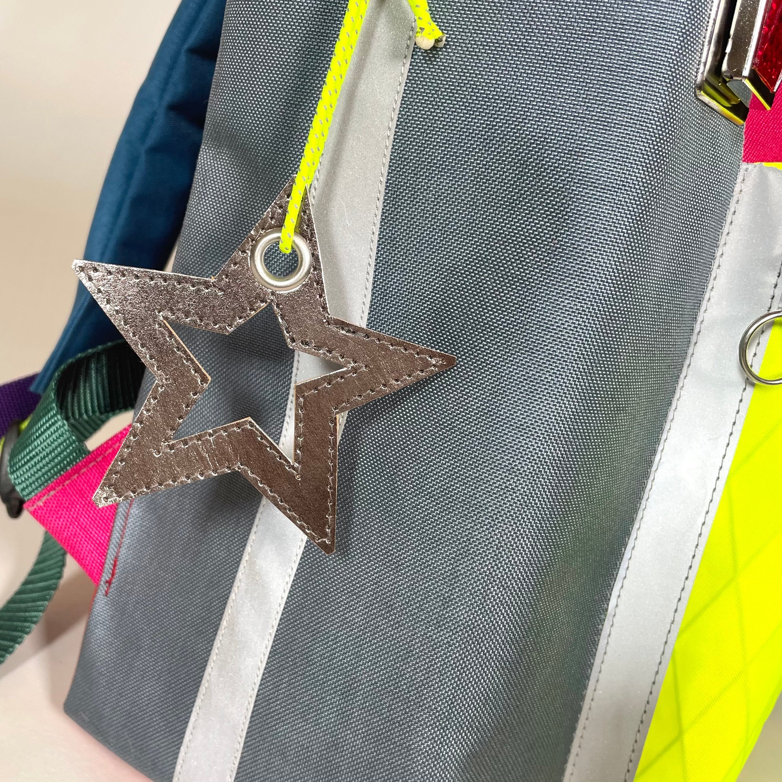 Bunter, leichter Schulranzen mit reflektierenden Details Design Neongelb Schulkind Grundschule