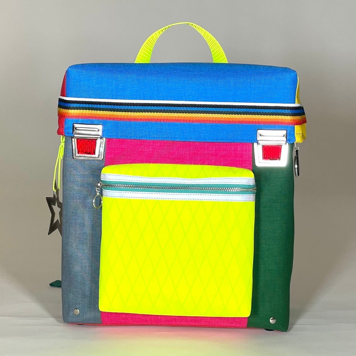 Bunter, leichter Schulranzen mit reflektierenden Details Design Neongelb Schulkind Grundschule