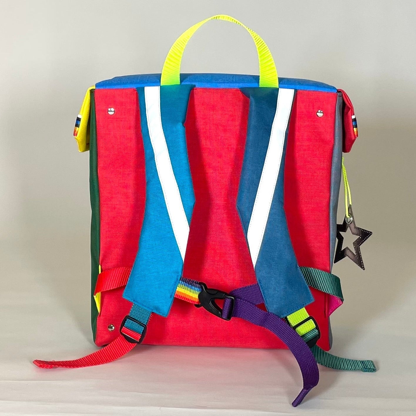 Bunter, leichter Schulranzen mit reflektierenden Details Design Neongelb Schulkind Grundschule