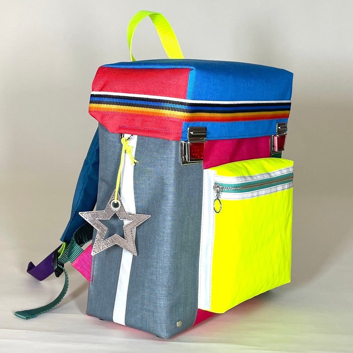 Bunter, leichter Schulranzen mit reflektierenden Details Design Neongelb Schulkind Grundschule